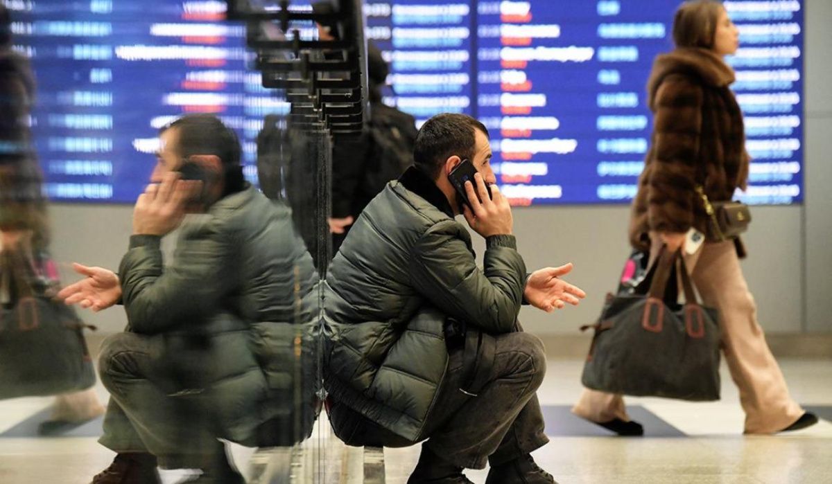 В московских аэропортах продолжает расти число задержанных и отменённых рейсов