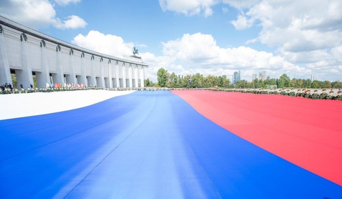 Музей Победы запустил онлайн-флешмоб ко Дню российского флага