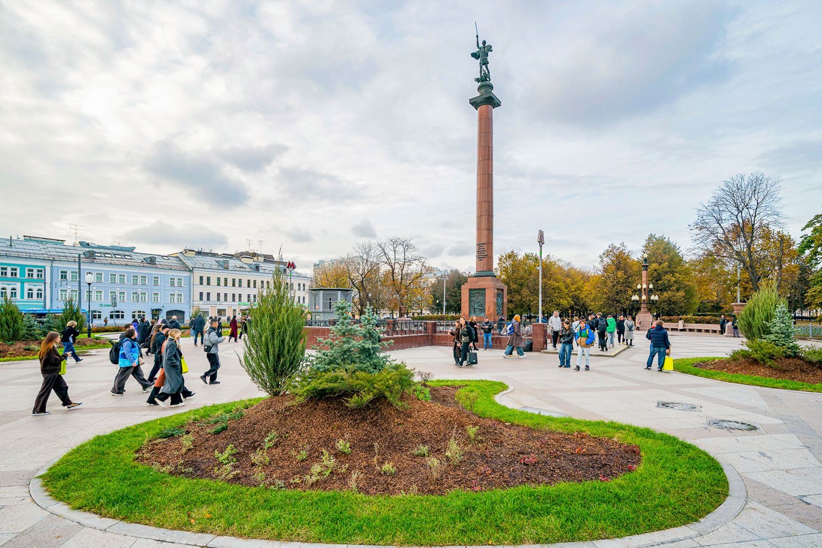 На Трубной площади Москвы высадили новые деревья На Трубной площади Москвы высадили новые деревья