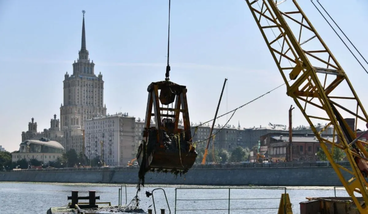 Около 150 тонн мусора собрал коммунальный флот с водной акватории Москвы с начала навигации