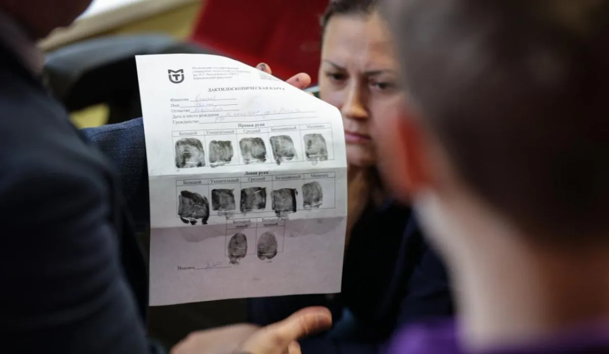 Представитель МГУТУ научил юных криминалистов исследовать документы и снимать отпечатки пальцев