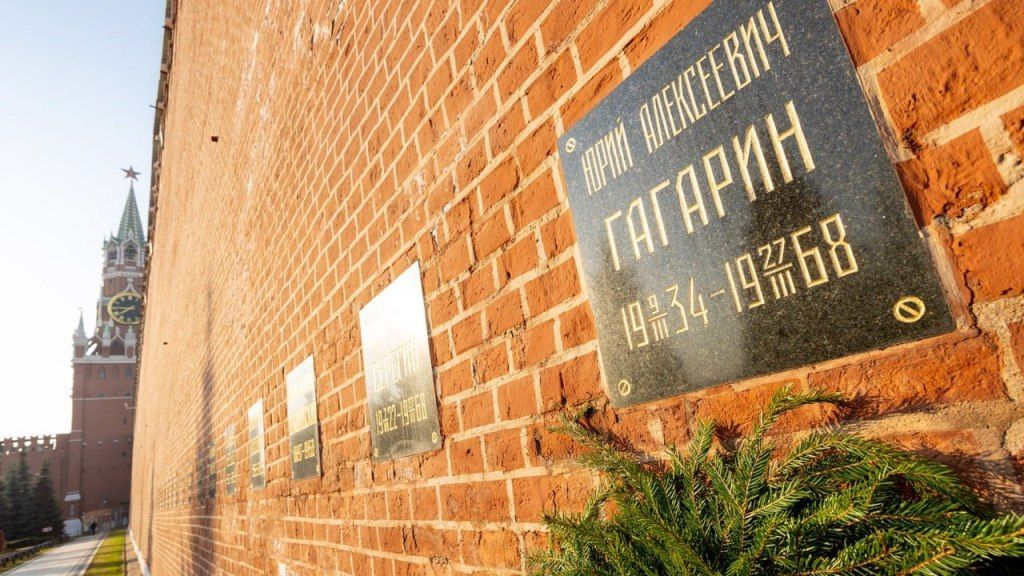 В Москве возложили цветы к могилам Гагарина и Королёва