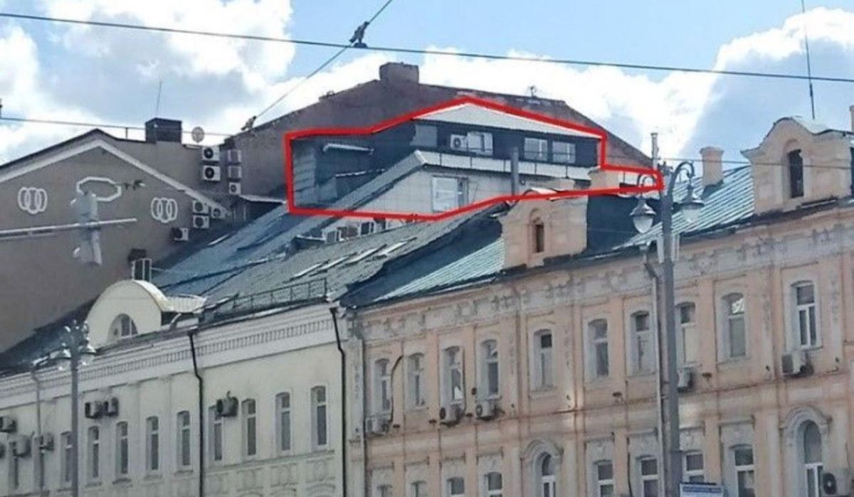 В центральном районе города Москва демонтировали нелегальную надстройку к зданию