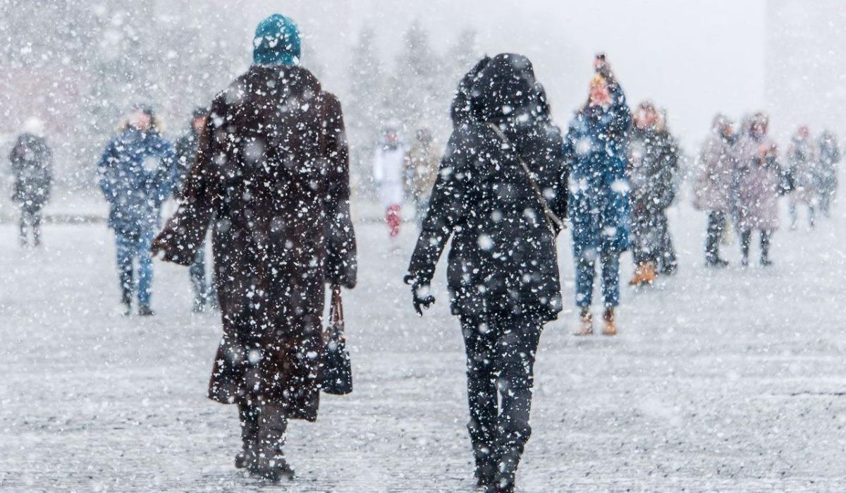 Москвичей предупредили о сильной метели и гололедице