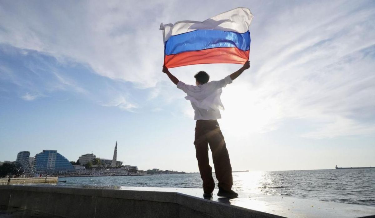Почти 4 тысячи человек приняли участие во флешмобе «Цвета российского флага» Музея Победы