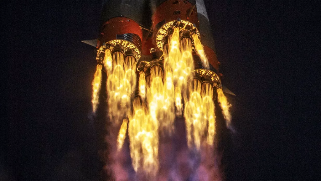 На уличных экранах Москвы покажут запуск космического корабля "Союз МС-18"