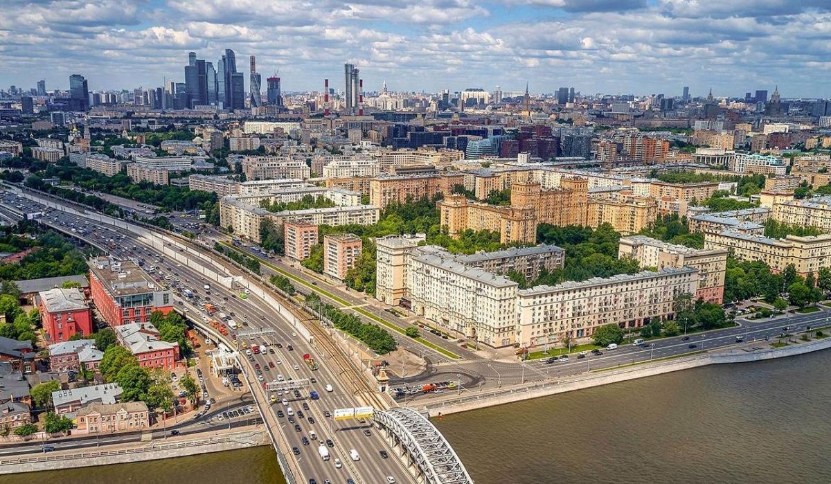 В Хамовниках ограничат движение транспорта на три дня