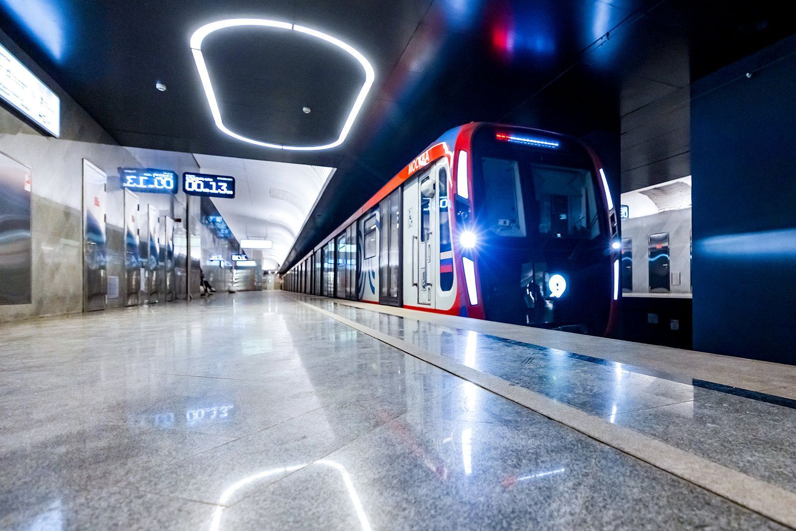 Метро Москвы и МЦК будут работать дольше в пасхальную ночь