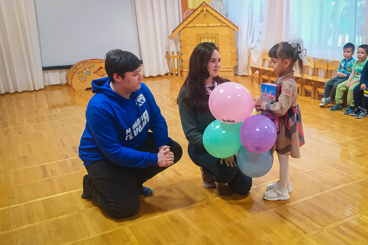 Молодогвардейцы Уфы поздравили с днём рождения дочь мобилизованного