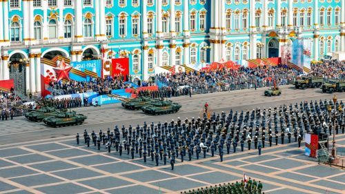 Губернатор Беглов не поздравил ветеранов на параде Победы в Петербурге