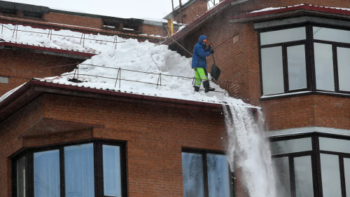 В Москве на женщину упала снежная глыба