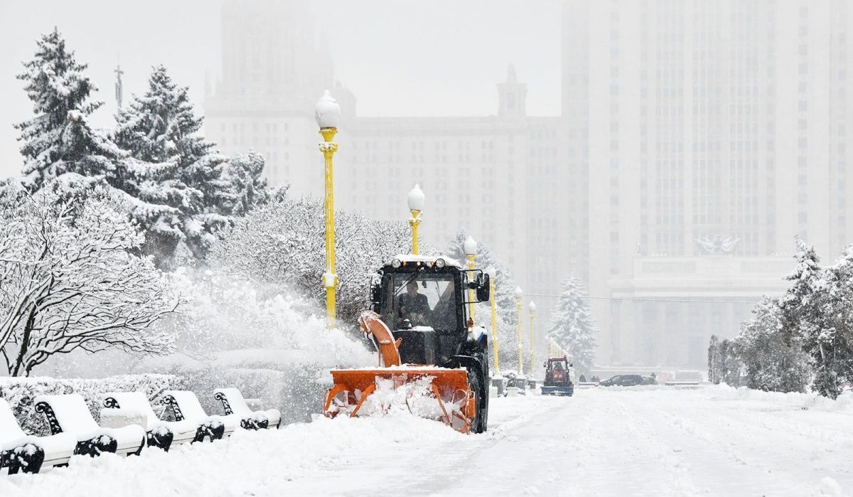 В Москве активно продолжается уборка снега на улицах города