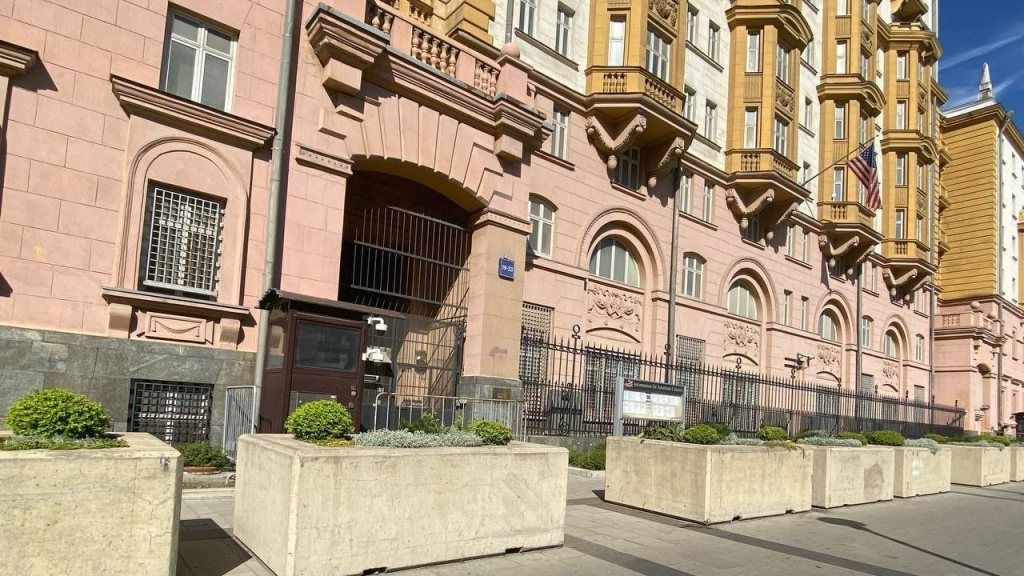 Посольство США в Москве обклеили «минами»