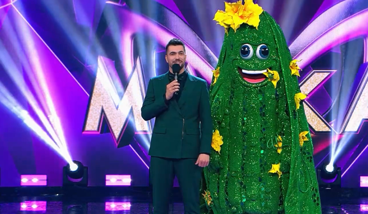 Жюри шоу &quot;Маска&quot; назвали трёх разных Сергеев, пытаясь разгадать Огурчика