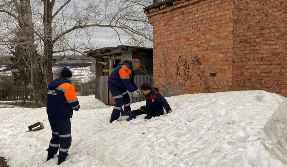 В Уфе подростков спасли из снежного плена 