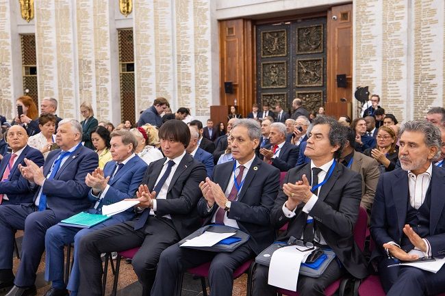 Встреча выпускников советских и российских вузов прошла в Музее Победы Встреча выпускников советских и российских вузов прошла в Музее Победы