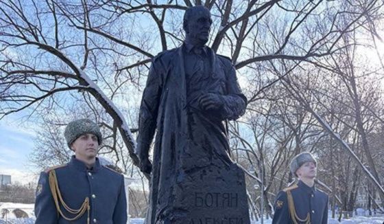 В Покровском парке установили монумент Герою РФ Алексею Ботяну