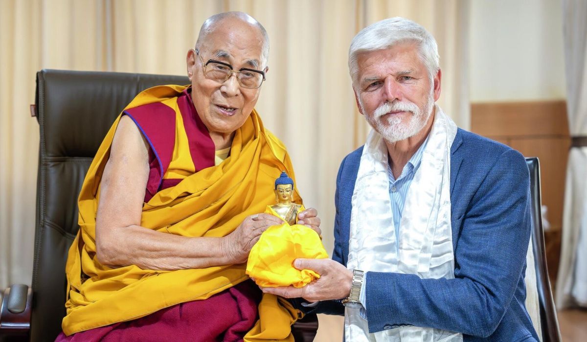 Китай заморозил отношения с президентом Чехии из-за его встречи с далай-ламой