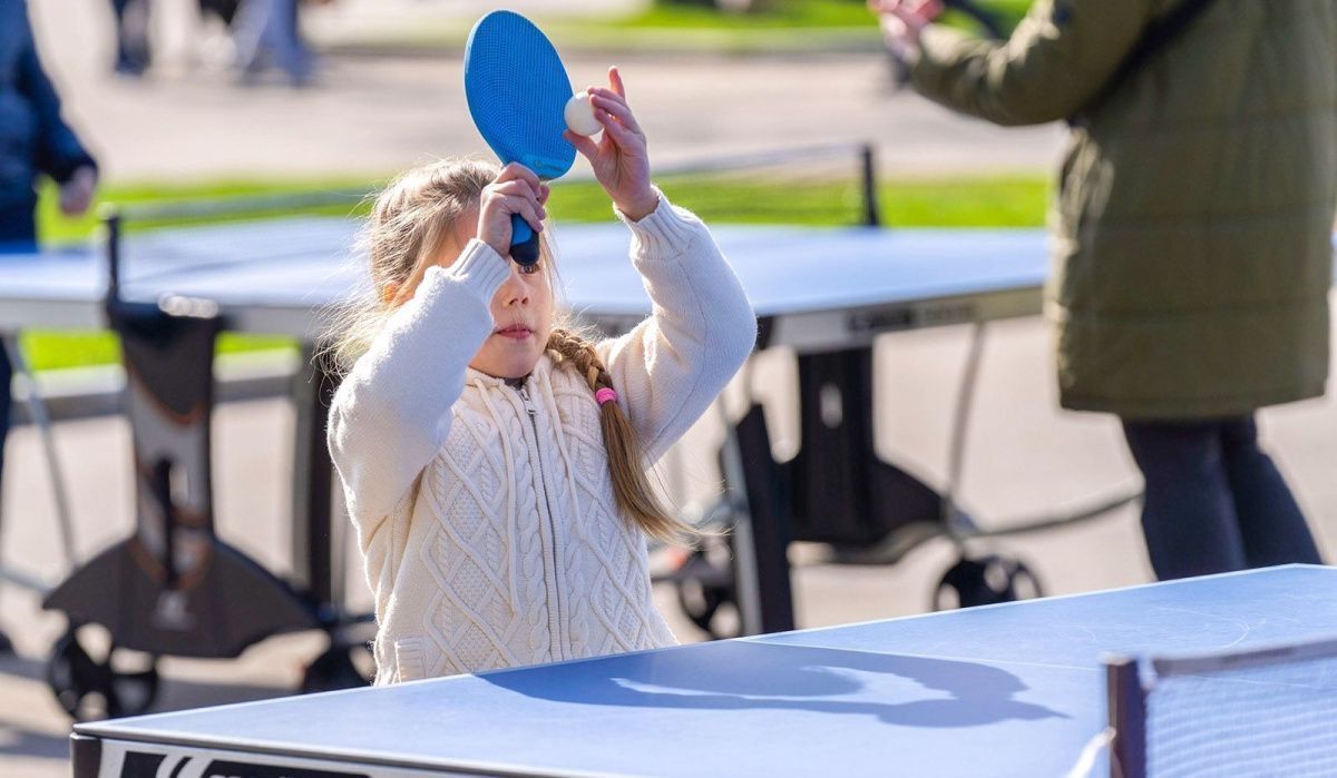 На ВДНХ открыли игровую зону для настольного тенниса и бадминтона