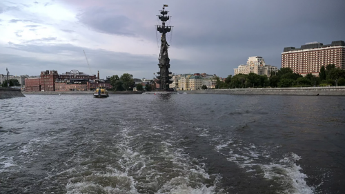 Момент падения внедорожника в Москву-реку попал на видео