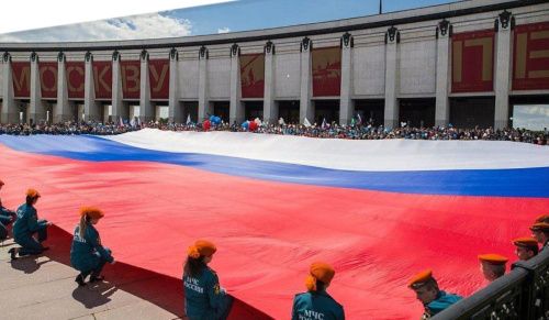 У стен Музея Победы развернут огромный российский флаг