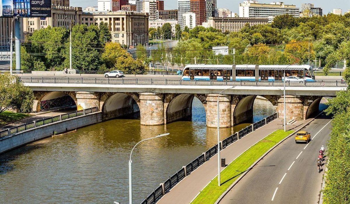 На Лефортовском мосту Москвы обновили покрытие