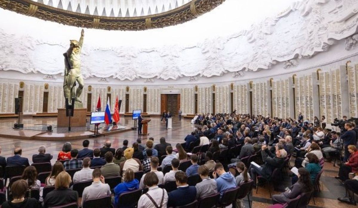 Встреча выпускников советских и российских вузов прошла в Музее Победы Встреча выпускников советских и российских вузов прошла в Музее Победы