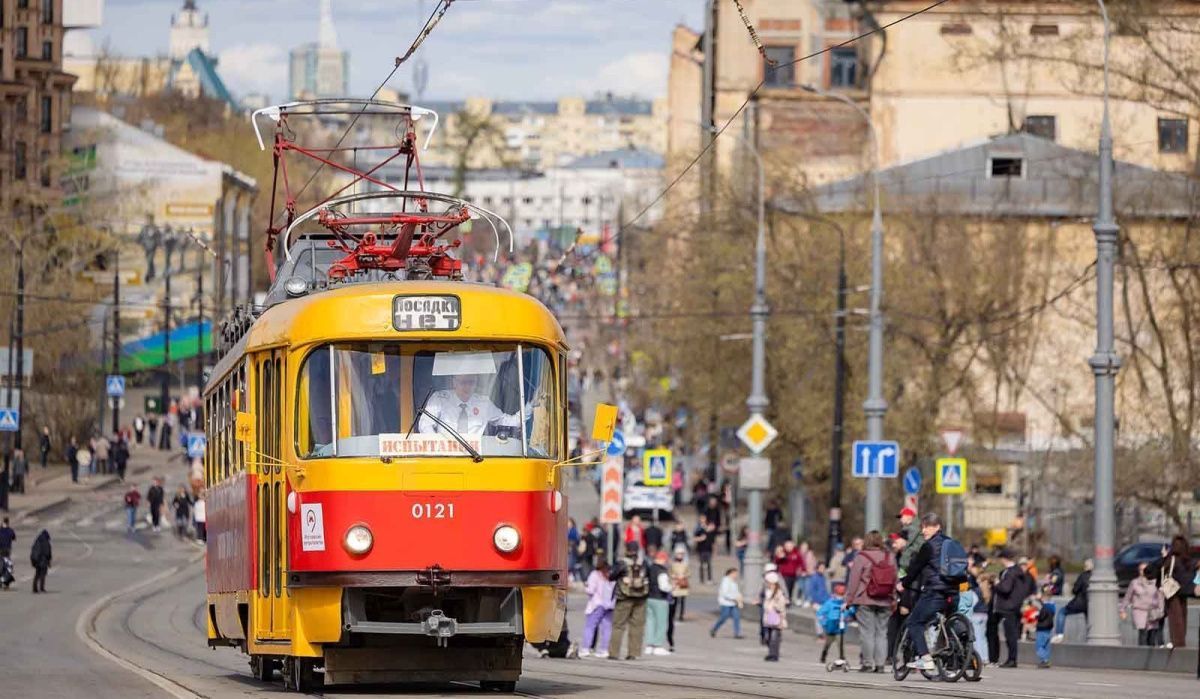 Центр столицы превратился в музей: парад исторических трамваев