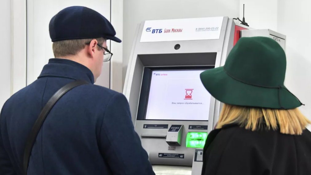 Хулиган подорвал петардой банкомат в московском метро