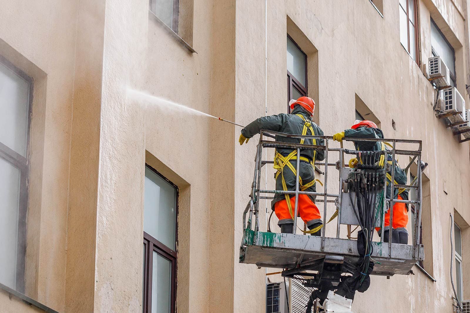 В Москве началась весенняя мойка фасадов зданий на проспекте Мира