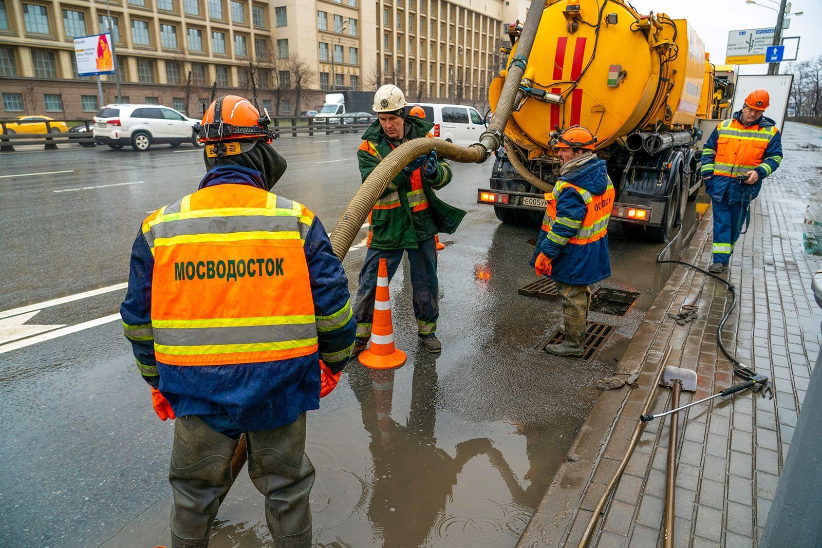 Спецбригады Мосводостока дежурят на улицах Москвы