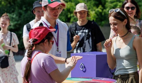 В Москве определены 10 финалистов чемпионата по игре "Камень, ножницы, бумага"