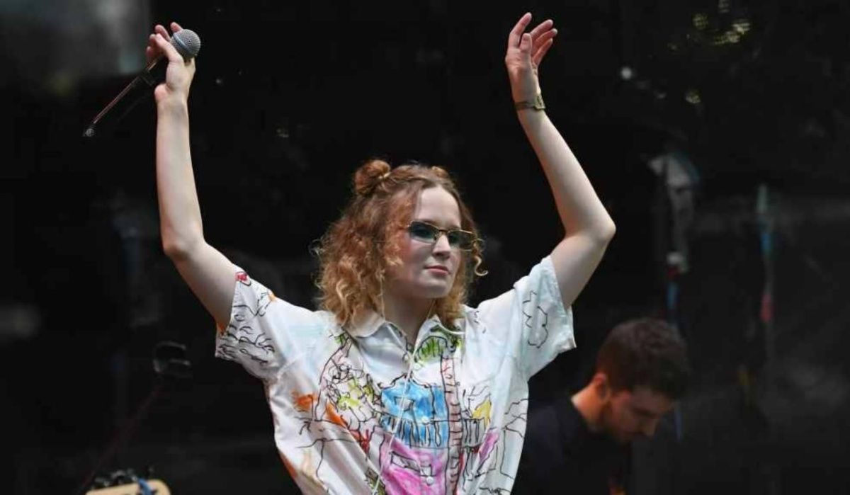 Суд заочно арестовал певицу Монеточку*