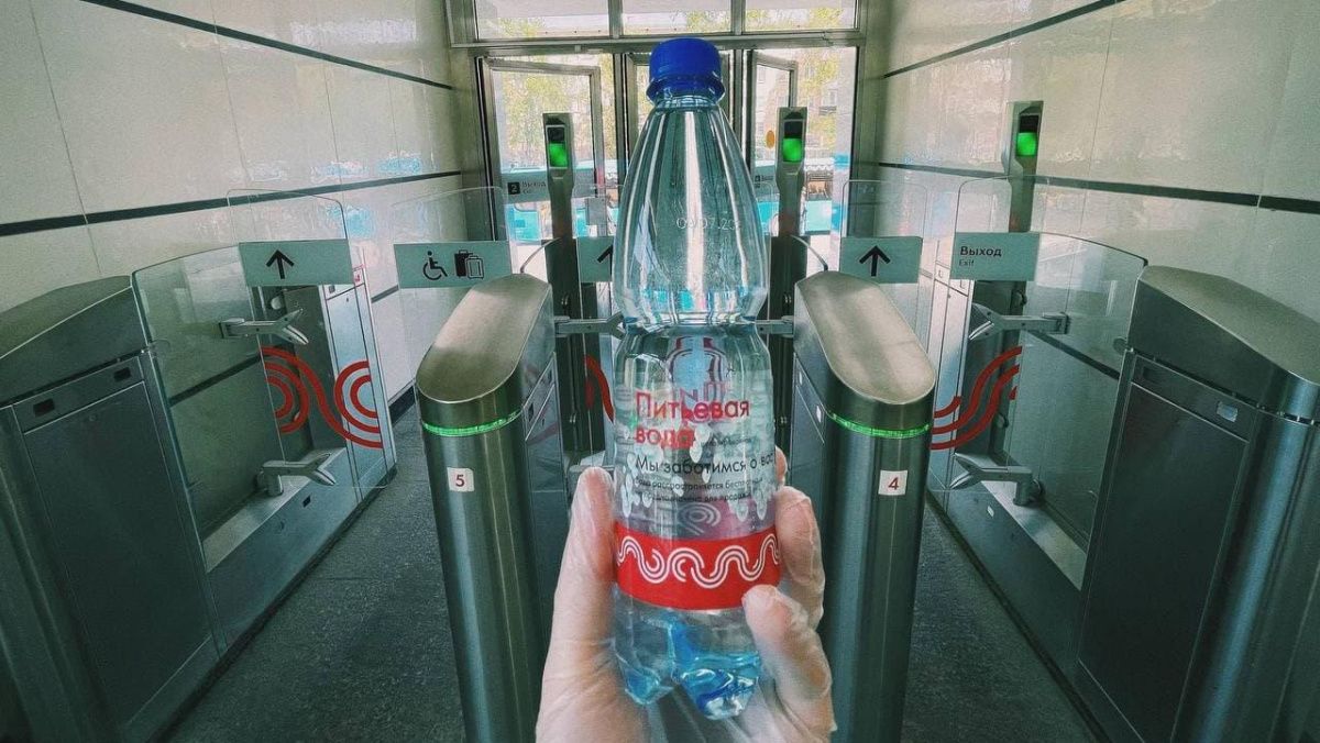 Пассажирам московского метро раздают питьевую воду из-за жары