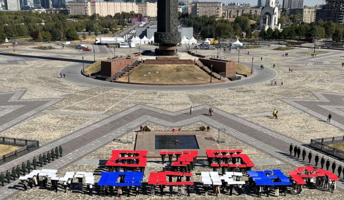 Красочное поздравление к 875-летию Москвы развернули у стен Музея Победы