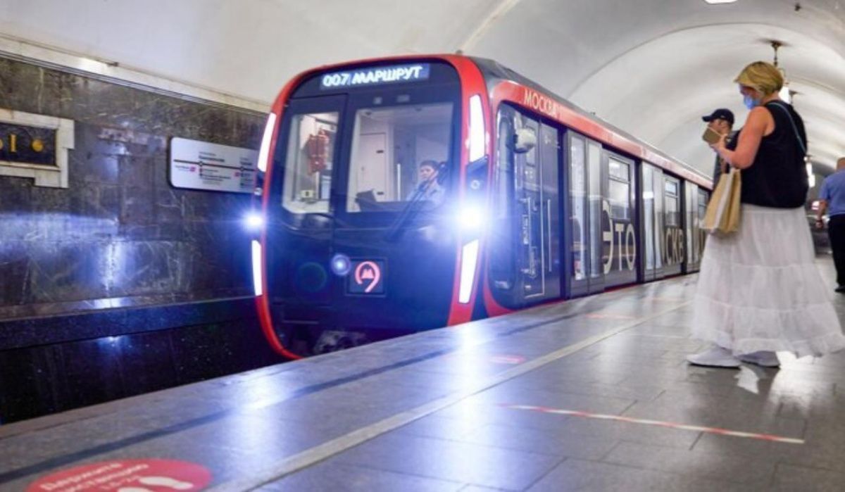 В Москве на красной ветке метро увеличили интервалы движения поездов