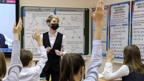 Московским учителям разрешат снять маски в школах