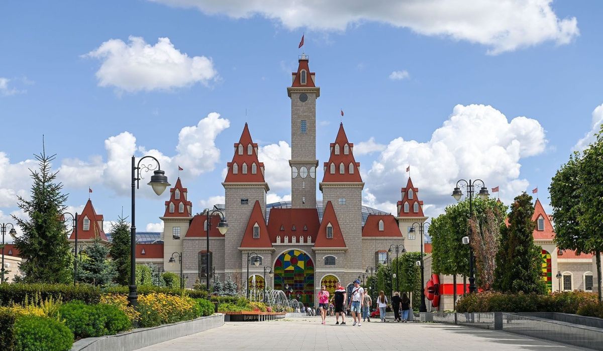 В парке «Остров мечты» открыли новую уличную зону для посетителей