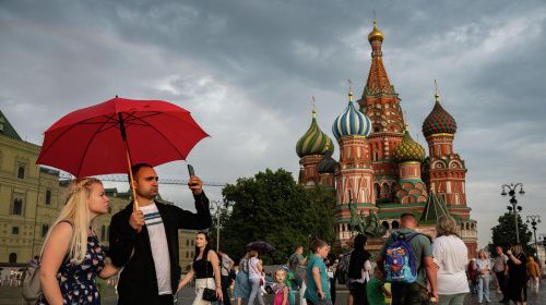 В Москву начали возвращаться туристы