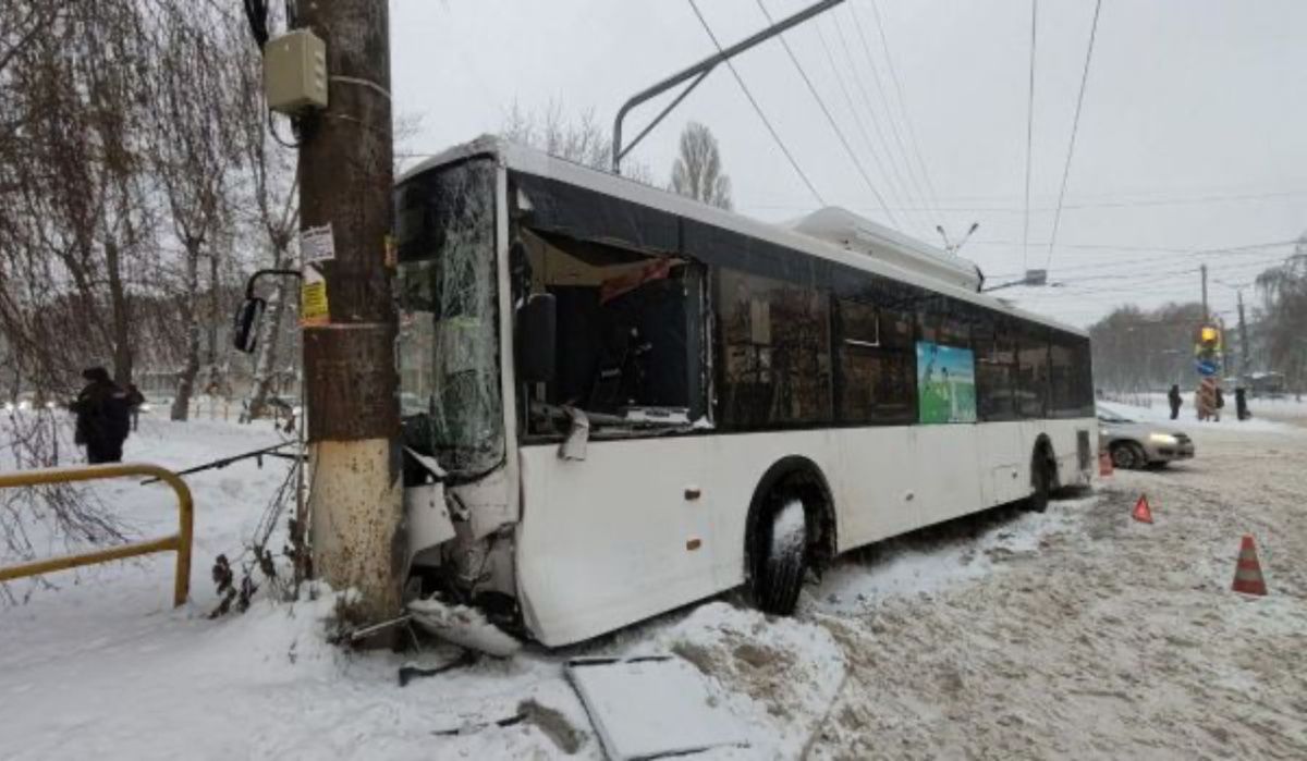 В Тольятти автобус с пассажирами врезался в столб, пострадали пять человек