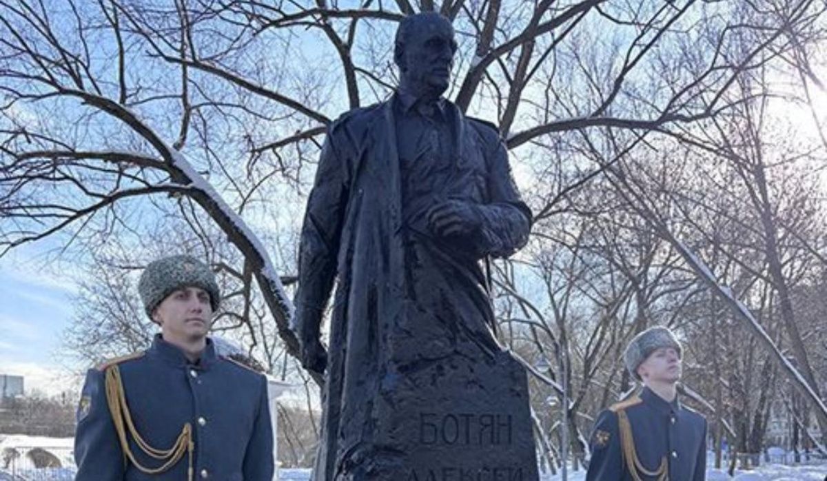 В Покровском парке установили монумент Герою РФ Алексею Ботяну