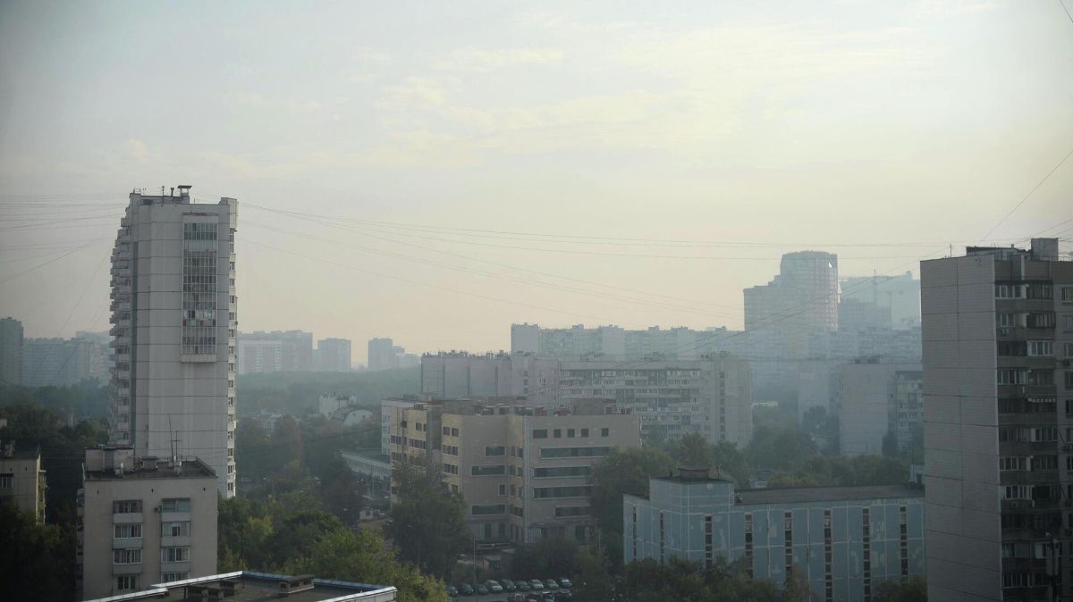 В Москве снова сильный запах гари, а небо в дыму