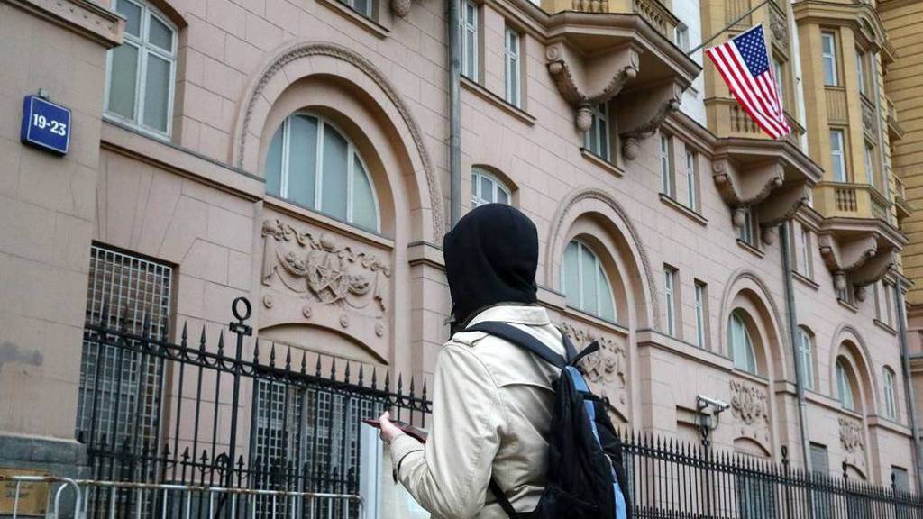 Запрет на работу иностранцев в посольстве США в Москве отложили