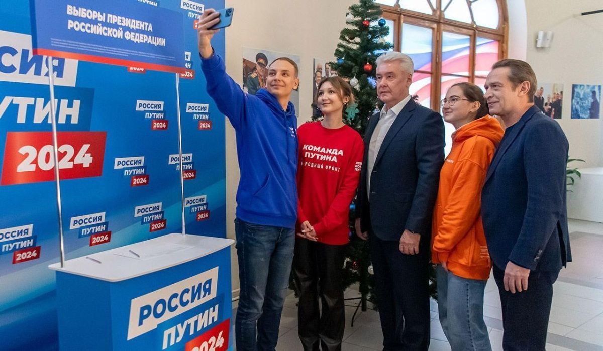 Собянин поставил подпись в поддержку Путина