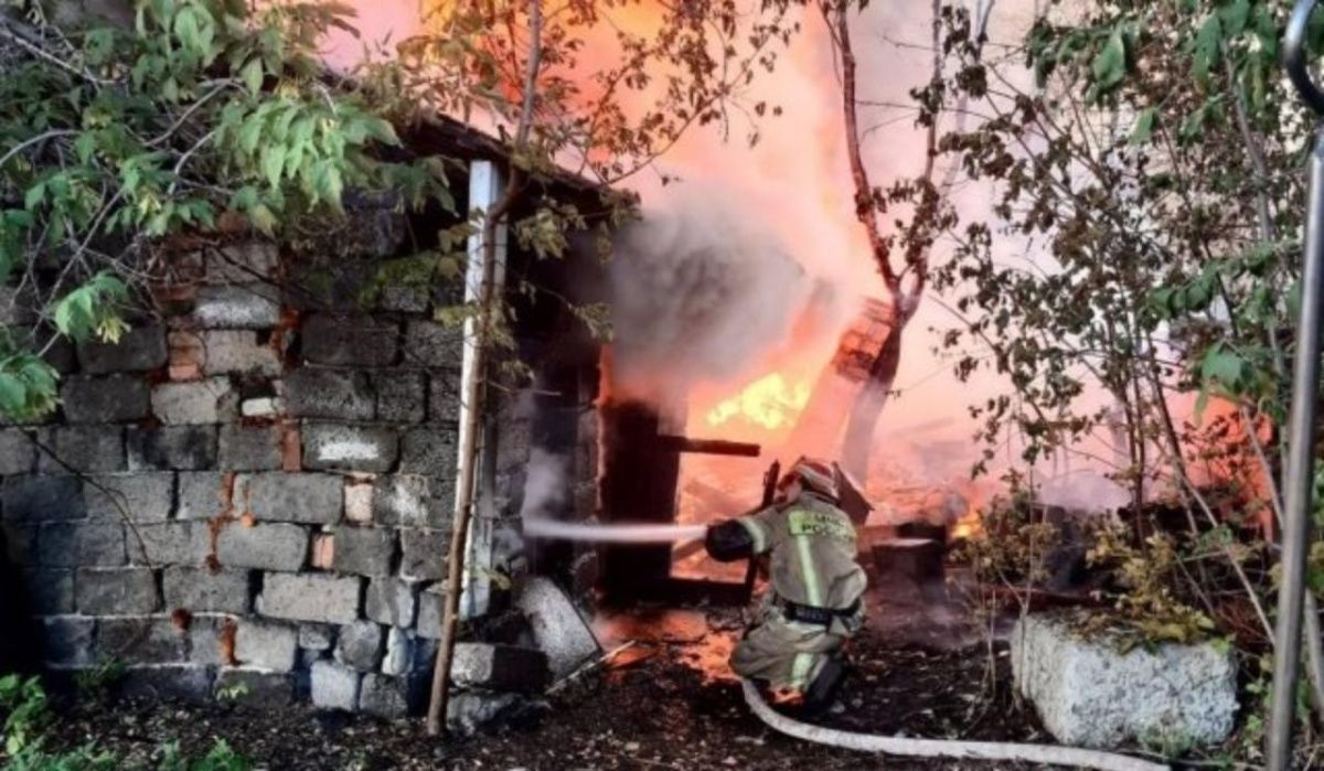 В Екатеринбурге на Широкой Речке вспыхнул масштабный пожар