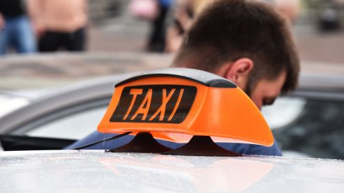 Росгвардия начала охранять московские такси
