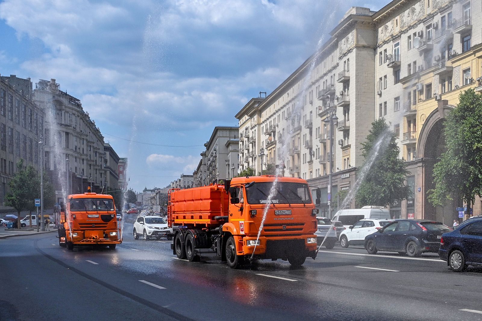 В Москве из-за жаркой погоды городские службы поливают дороги и проводят аэрацию