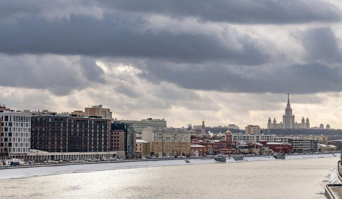 Москвичей ждут мокрый снег, гололед и сильный ветер: прогноз ухудшения погоды
