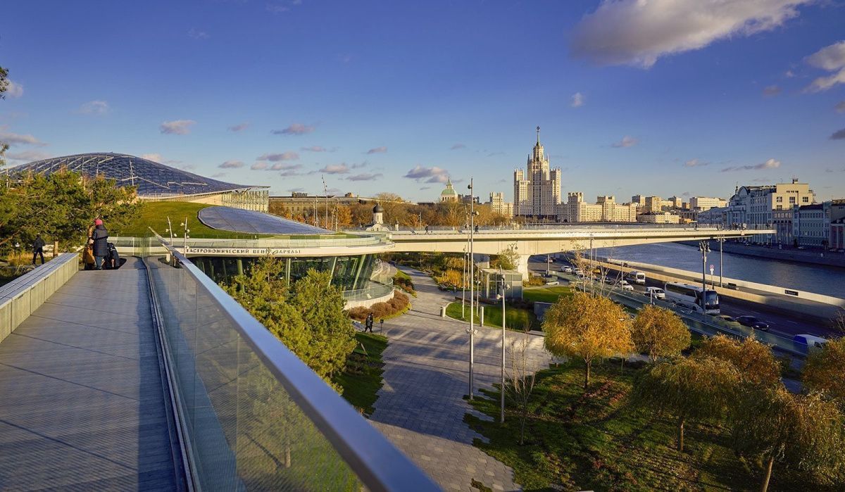 Обновление деревянного настила на парящем мосту в парке «Зарядье» Обновление деревянного настила на парящем мосту в парке «Зарядье»