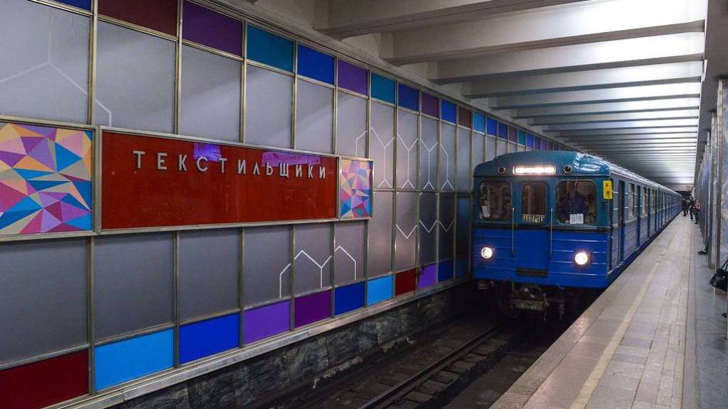 В московском метро хулиганы снова приставали к девушке